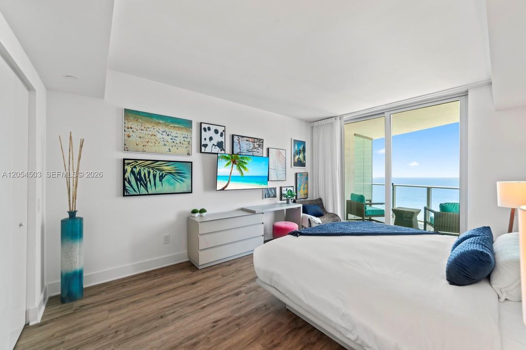 For Sale: $600,000 (1 beds, 1 baths, 841 Square Feet)