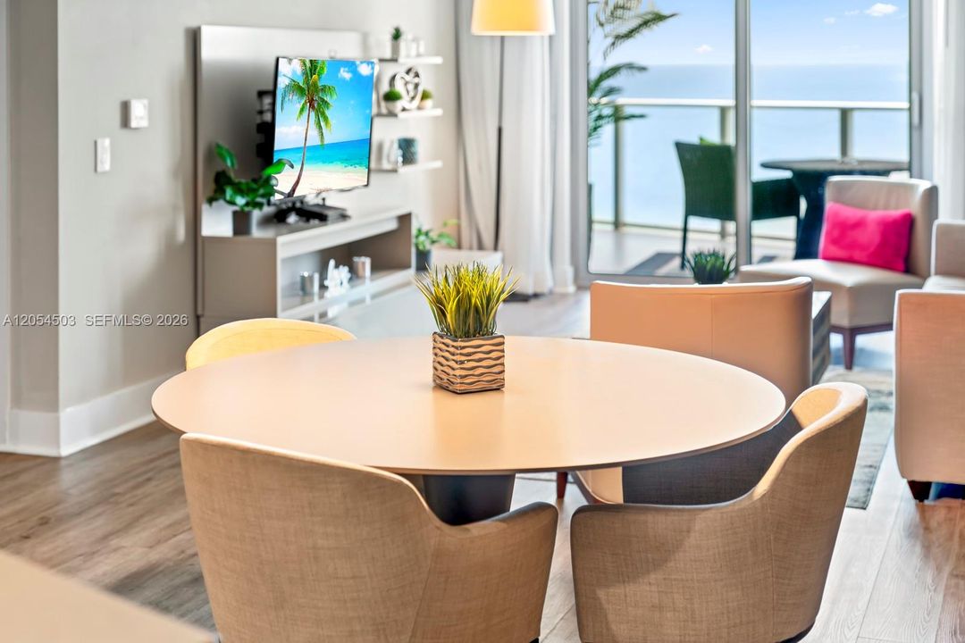 For Sale: $600,000 (1 beds, 1 baths, 841 Square Feet)