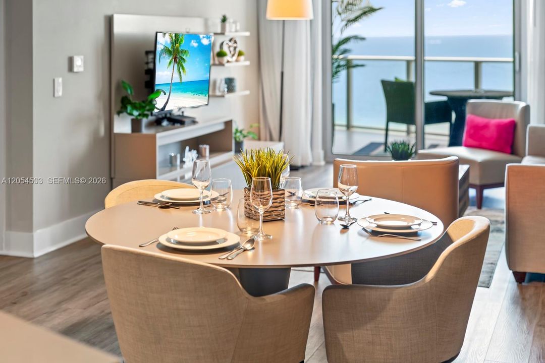 For Sale: $600,000 (1 beds, 1 baths, 841 Square Feet)