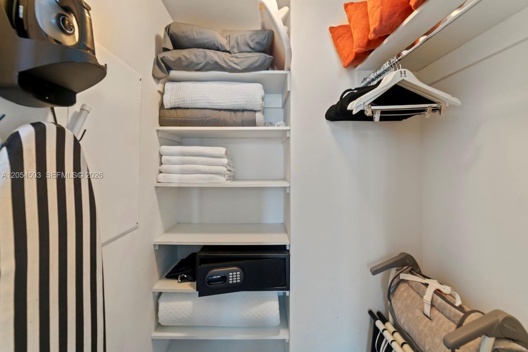 For Sale: $600,000 (1 beds, 1 baths, 841 Square Feet)