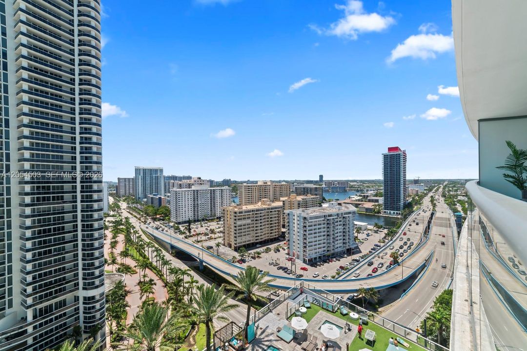 For Sale: $600,000 (1 beds, 1 baths, 841 Square Feet)