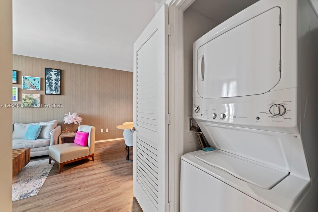 For Sale: $600,000 (1 beds, 1 baths, 841 Square Feet)