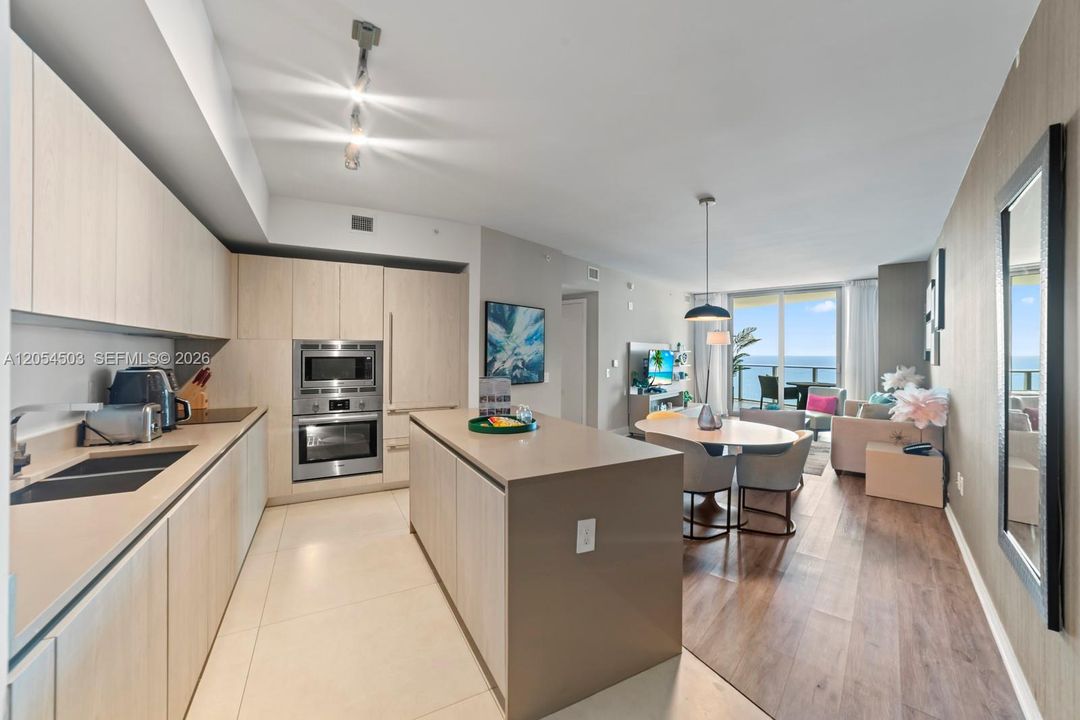 For Sale: $600,000 (1 beds, 1 baths, 841 Square Feet)