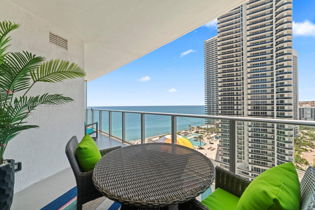 For Sale: $600,000 (1 beds, 1 baths, 841 Square Feet)