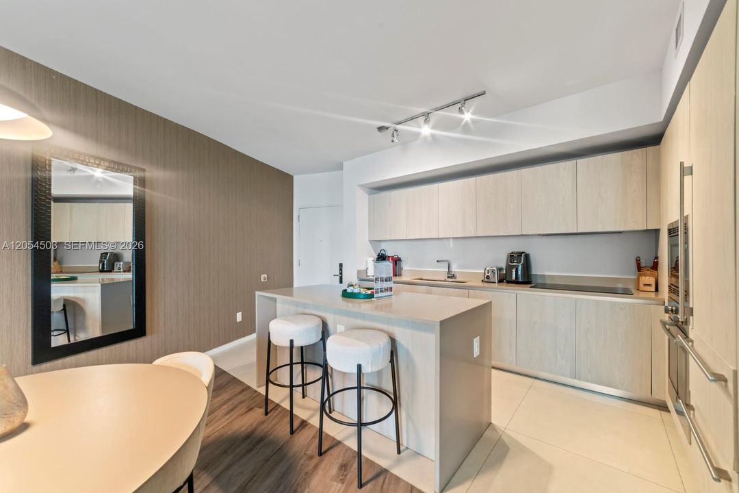 For Sale: $600,000 (1 beds, 1 baths, 841 Square Feet)