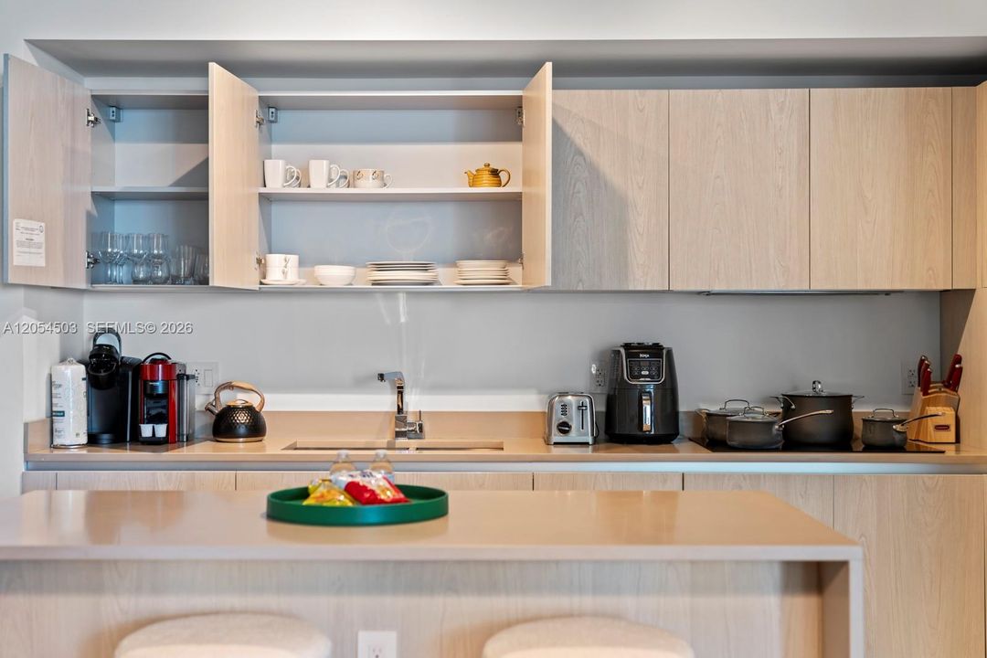 For Sale: $600,000 (1 beds, 1 baths, 841 Square Feet)
