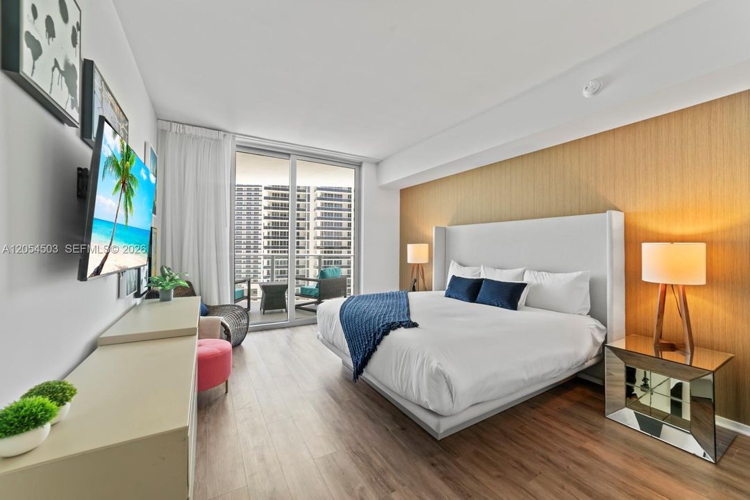 For Sale: $600,000 (1 beds, 1 baths, 841 Square Feet)