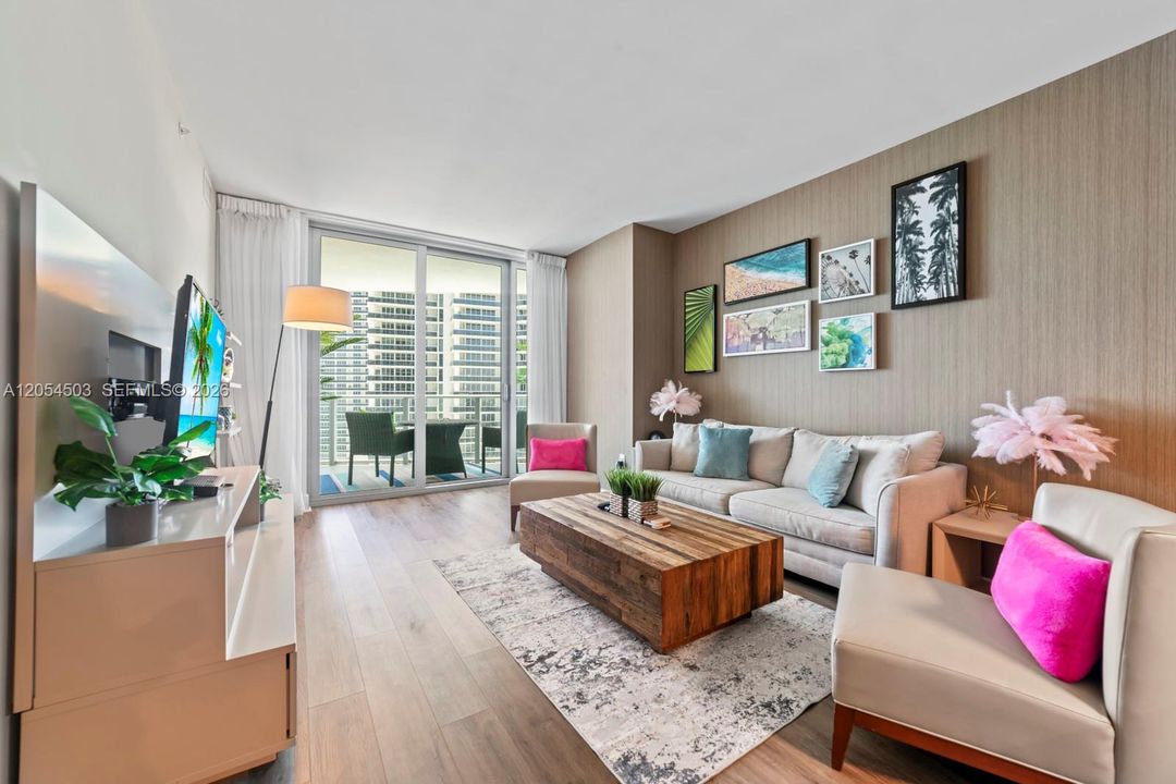For Sale: $600,000 (1 beds, 1 baths, 841 Square Feet)