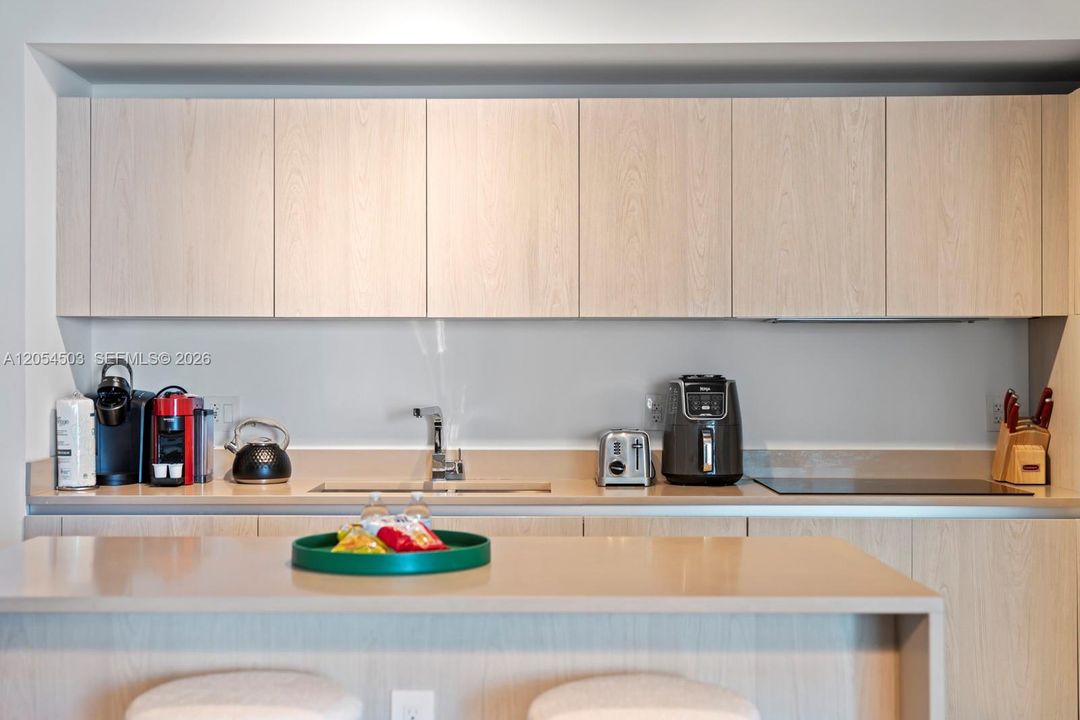 For Sale: $600,000 (1 beds, 1 baths, 841 Square Feet)