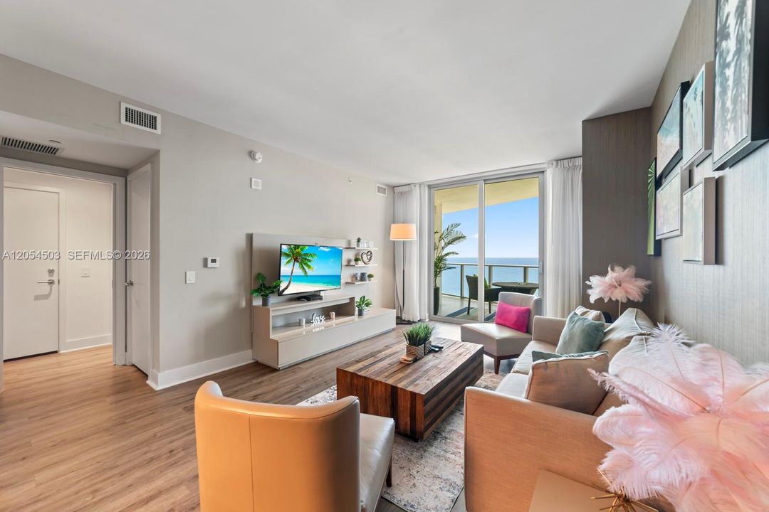 For Sale: $600,000 (1 beds, 1 baths, 841 Square Feet)