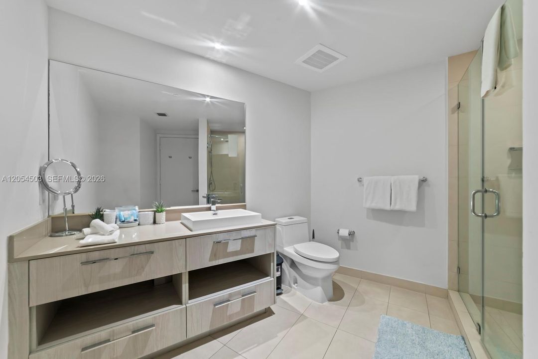 For Sale: $600,000 (1 beds, 1 baths, 841 Square Feet)