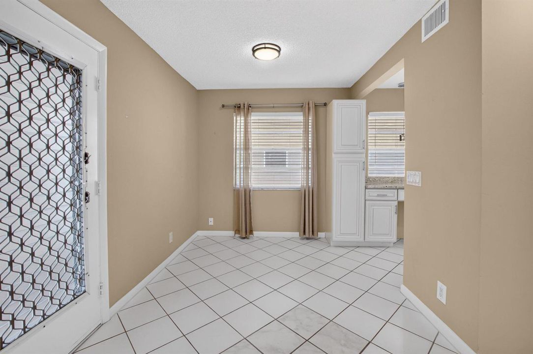 332 CAPRI G DINING AREA