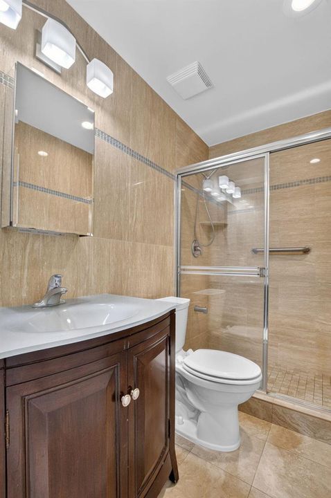 332 CAPRI G 2ND BATHROOM