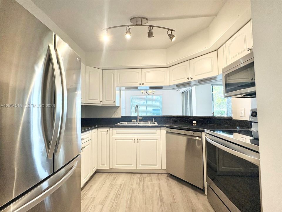 На продажу: $299,000 (3 спален, 2 ванн, 1082 Квадратных фут)