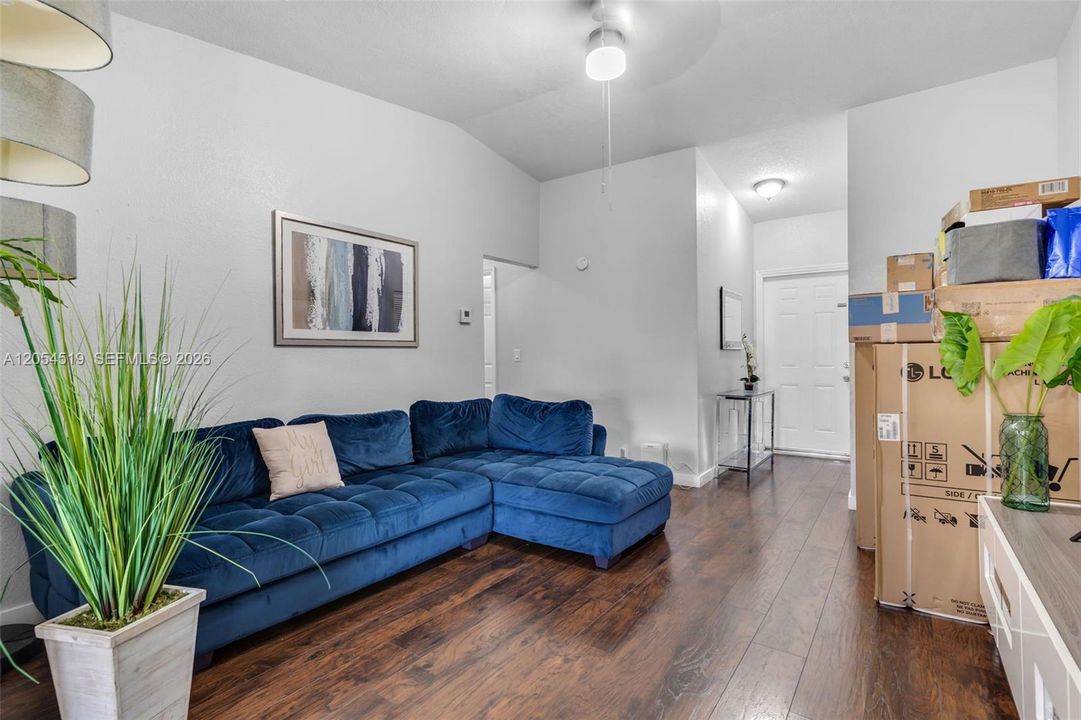 Недавно продано: $289,900 (3 спален, 2 ванн, 1130 Квадратных фут)