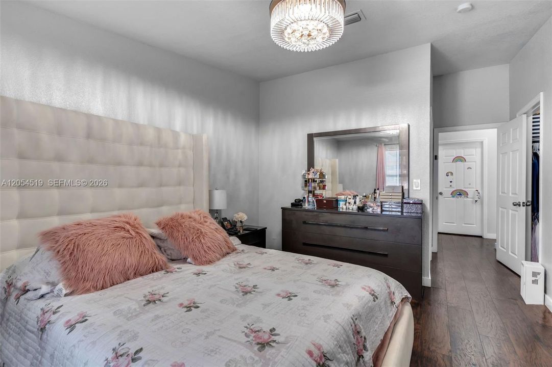 Недавно продано: $289,900 (3 спален, 2 ванн, 1130 Квадратных фут)
