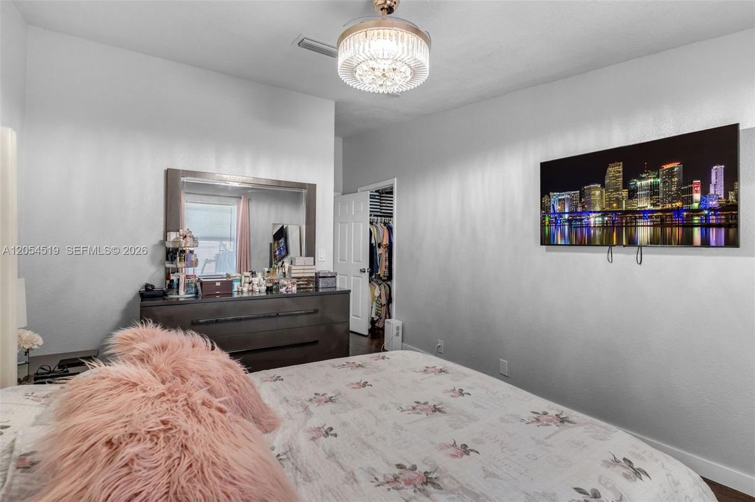 Недавно продано: $289,900 (3 спален, 2 ванн, 1130 Квадратных фут)