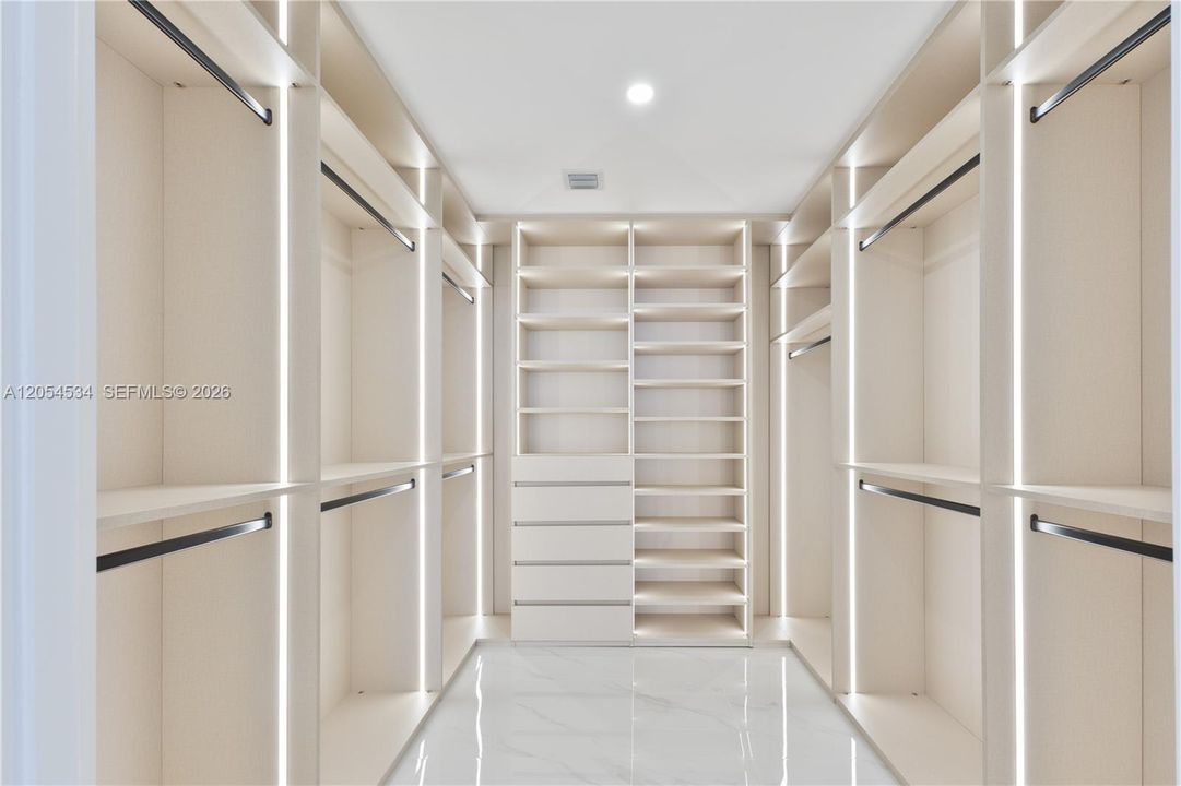В аренду: $14,300 (6 спален, 5 ванн, 2636 Квадратных фут)