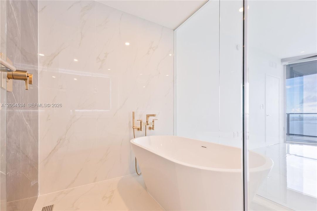 В аренду: $14,300 (6 спален, 5 ванн, 2636 Квадратных фут)
