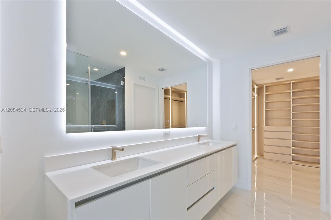 В аренду: $14,300 (6 спален, 5 ванн, 2636 Квадратных фут)