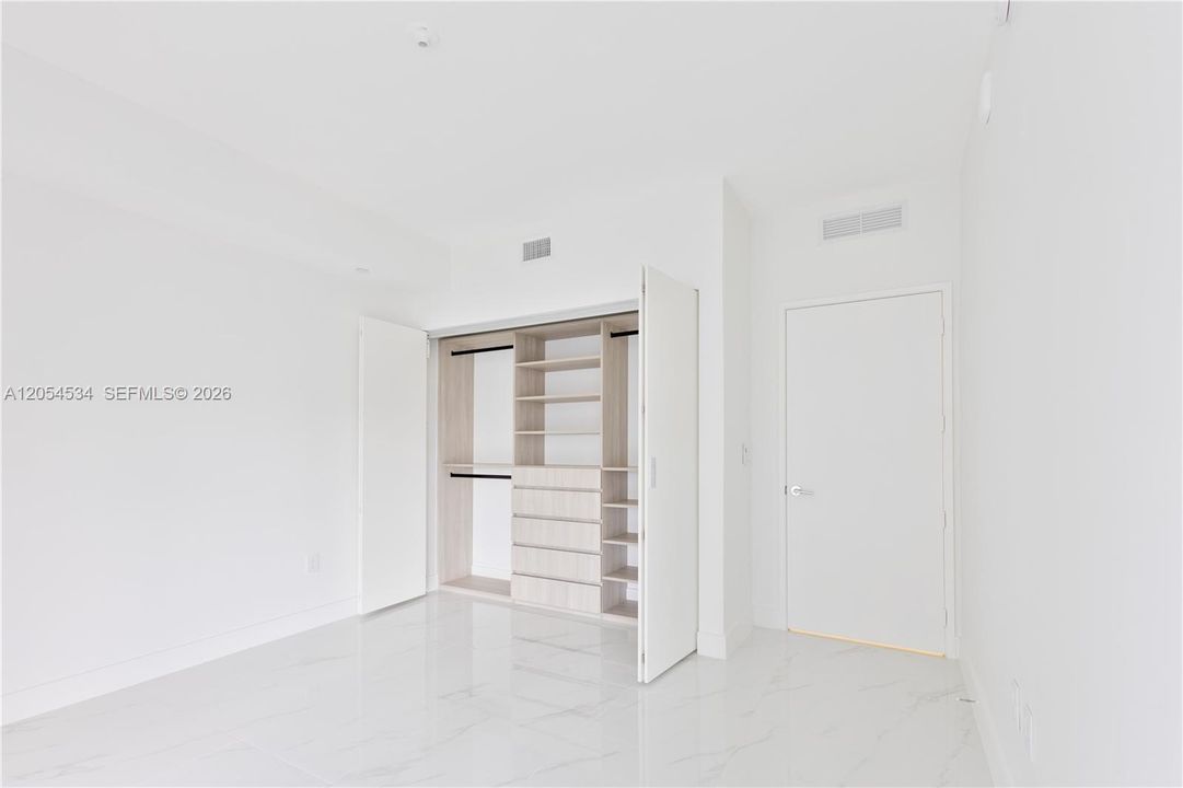 В аренду: $14,300 (6 спален, 5 ванн, 2636 Квадратных фут)