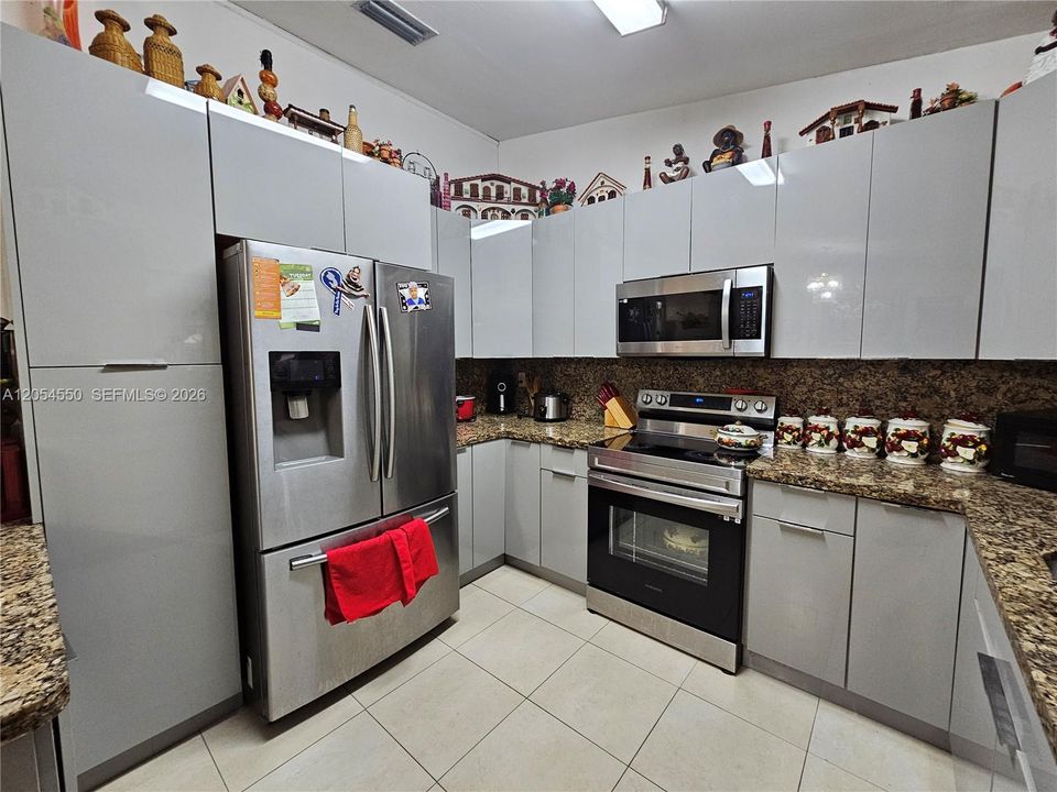 Под контрактом: $605,000 (5 спален, 3 ванн, 1882 Квадратных фут)