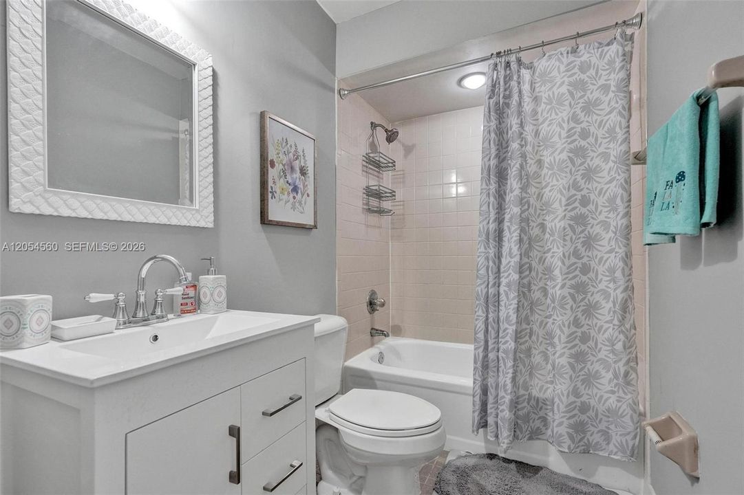 На продажу: $225,870 (2 спален, 2 ванн, 1167 Квадратных фут)