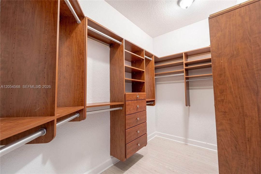 В аренду: $8,500 (5 спален, 4 ванн, 3437 Квадратных фут)