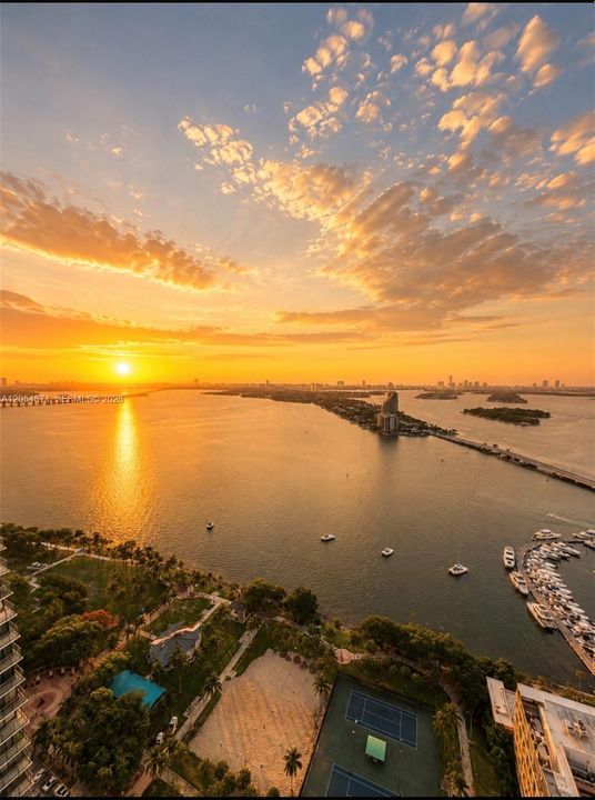 En Venta: $580,000 (2 camas, 2 baños, 1048 Pies cuadrados)