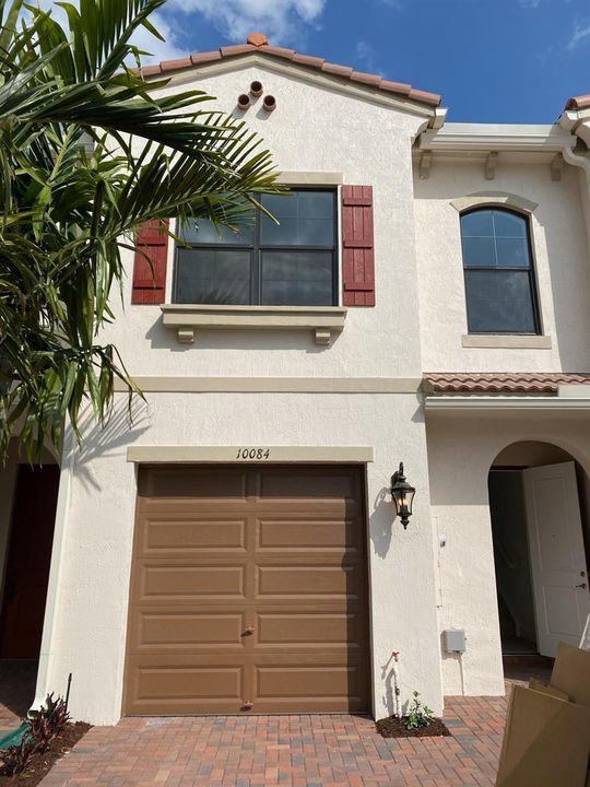 10084 EXT facade