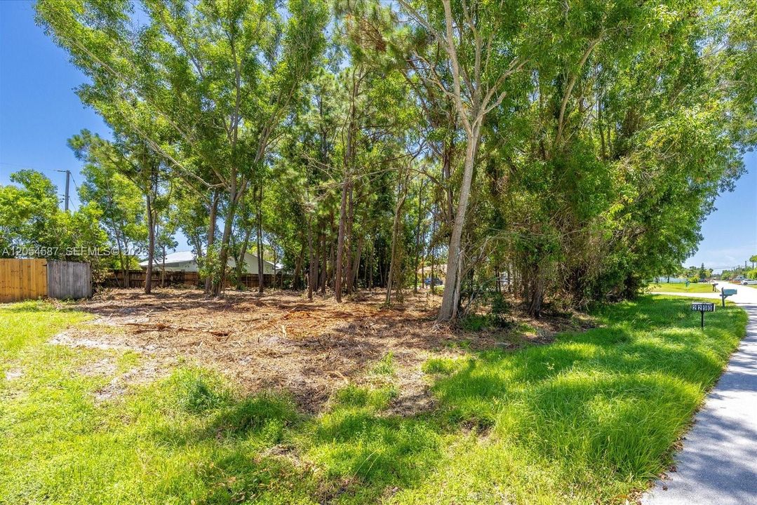 Под контрактом: $160,000 (0.32 acres)