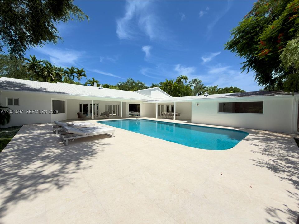 For Sale: $2,985,000 (5 beds, 4 baths, 3958 Square Feet)