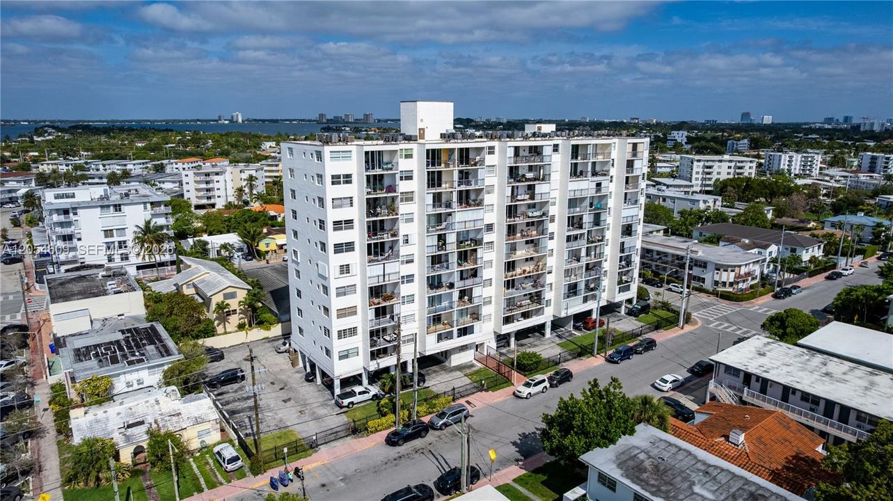 На продажу: $325,000 (2 спален, 2 ванн, 1077 Квадратных фут)