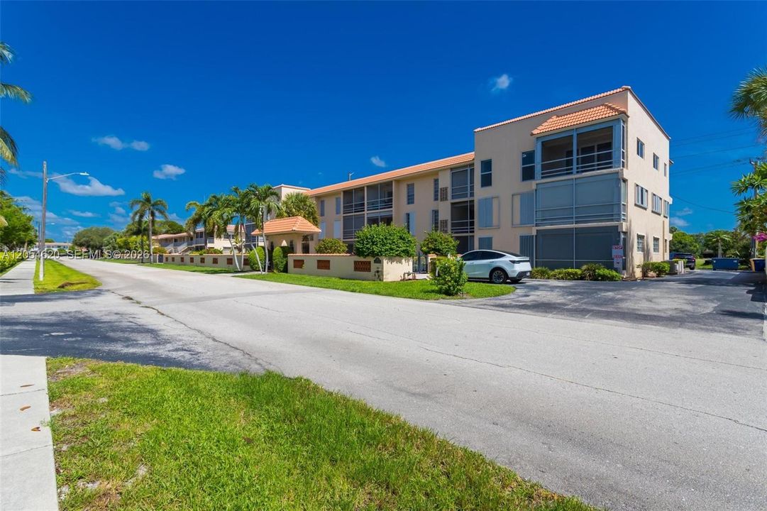 For Rent: $2,400 (2 beds, 2 baths, 970 Square Feet)