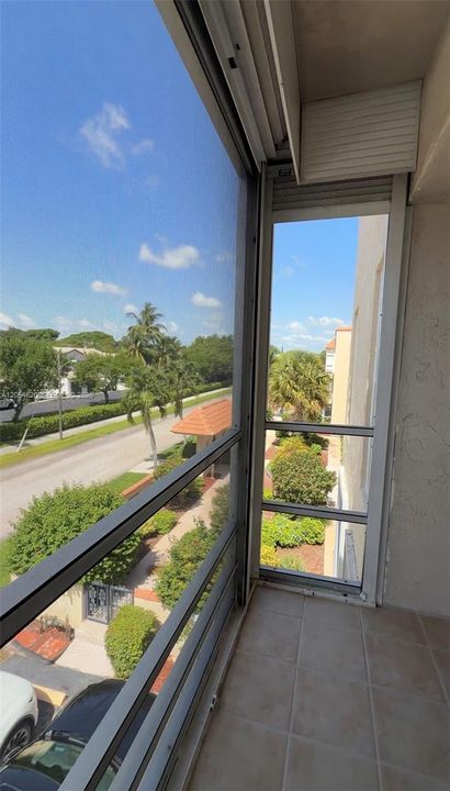 For Rent: $2,400 (2 beds, 2 baths, 970 Square Feet)