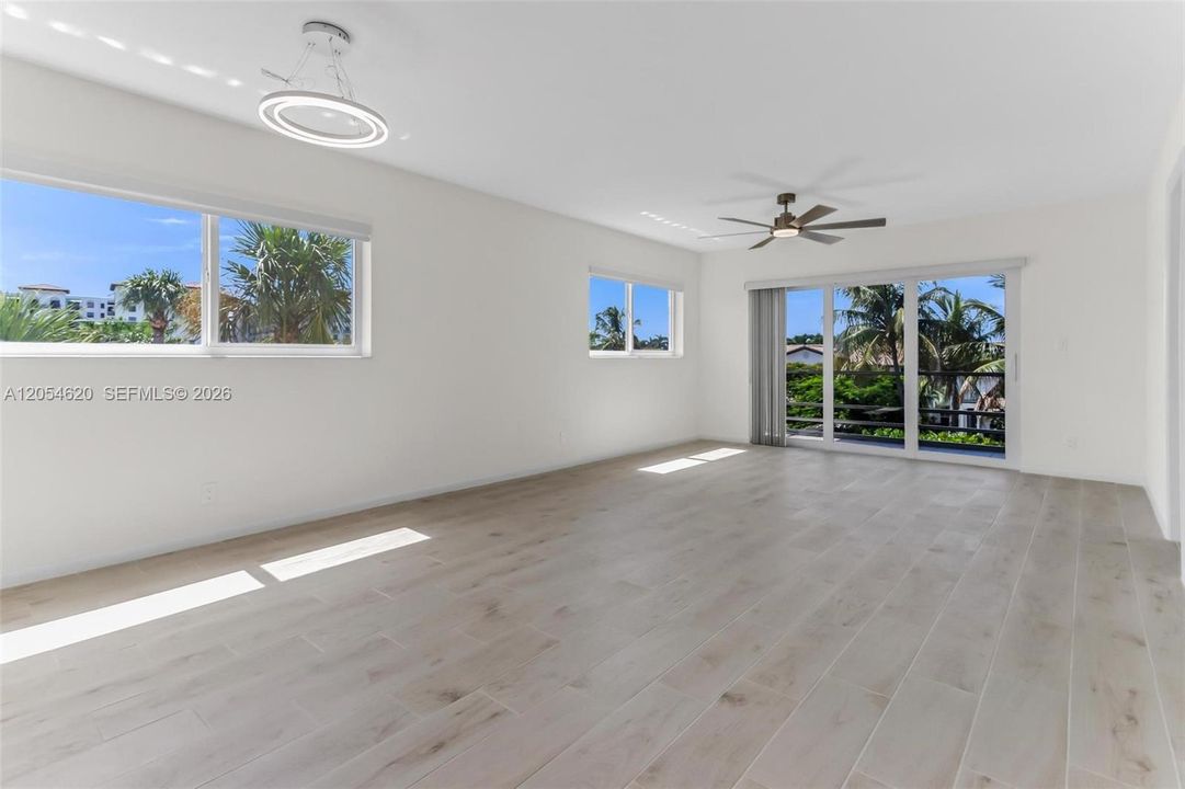 For Rent: $2,400 (2 beds, 2 baths, 970 Square Feet)