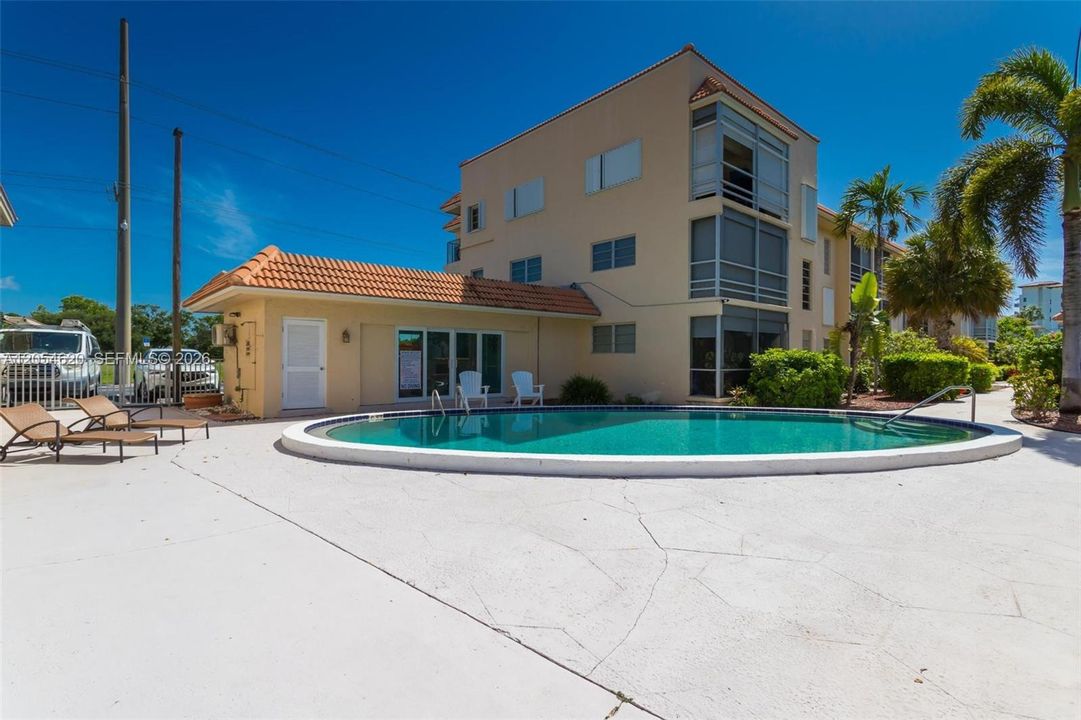For Rent: $2,400 (2 beds, 2 baths, 970 Square Feet)