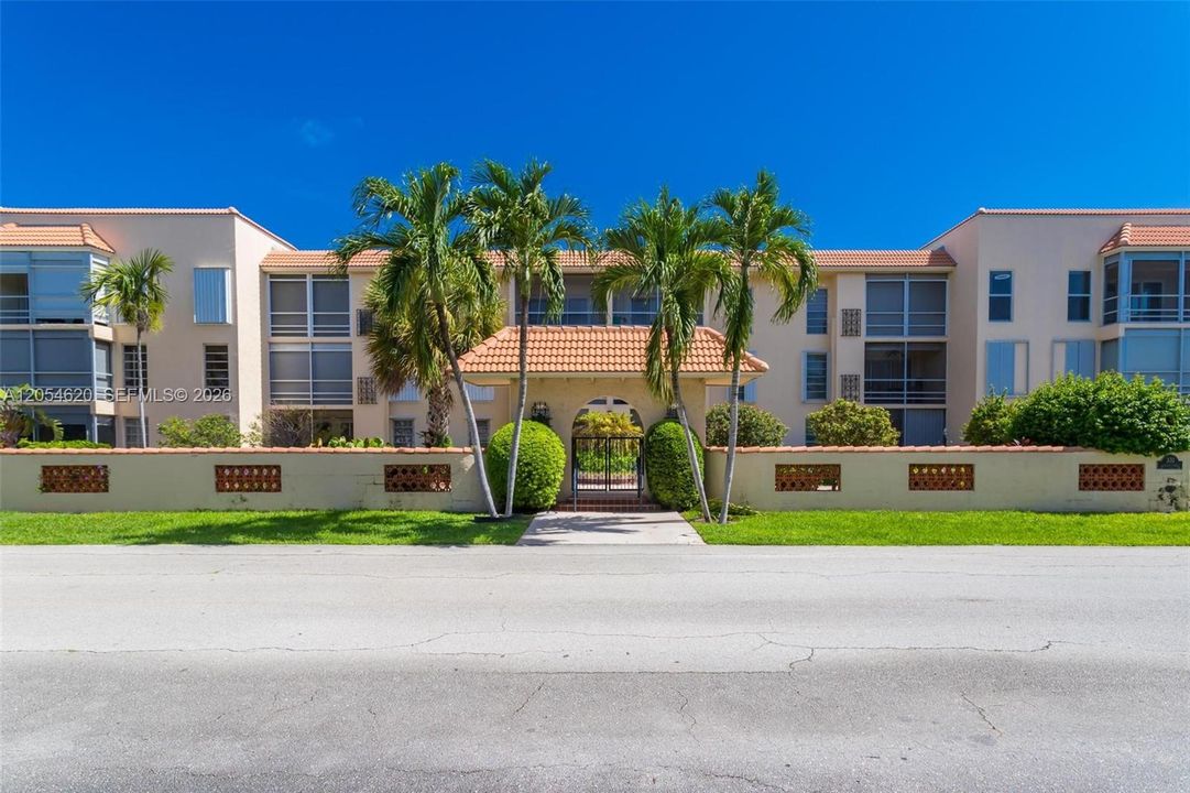 For Rent: $2,400 (2 beds, 2 baths, 970 Square Feet)