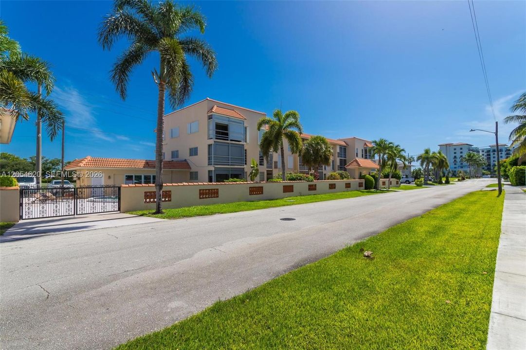 For Rent: $2,400 (2 beds, 2 baths, 970 Square Feet)
