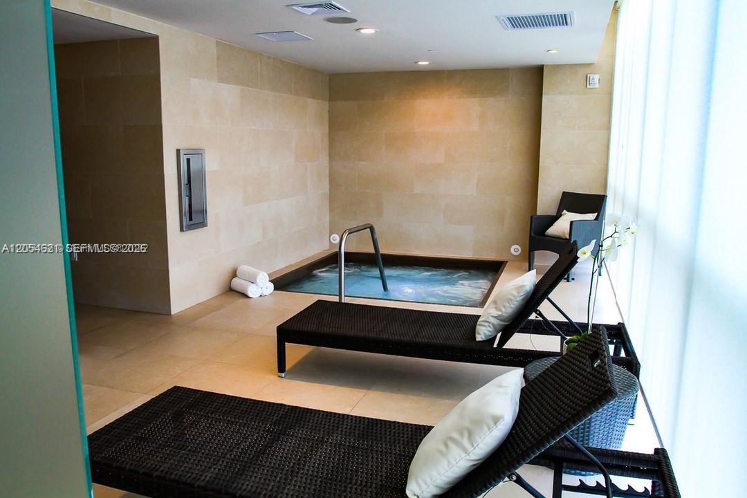 В аренду: $4,390 (1 спален, 1 ванн, 912 Квадратных фут)