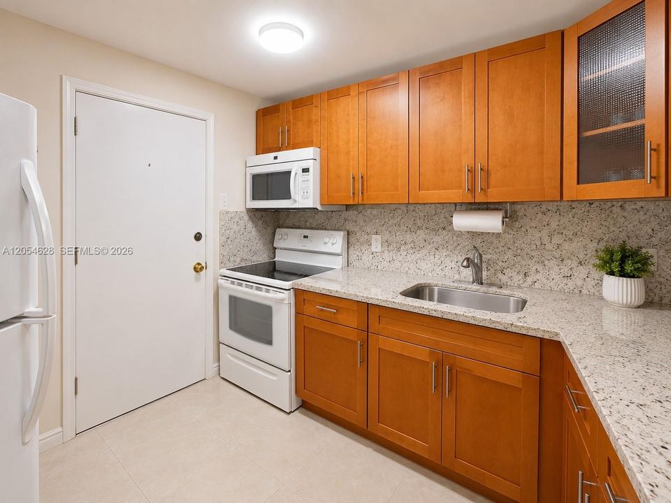 For Sale: $280,000 (2 beds, 2 baths, 860 Square Feet)