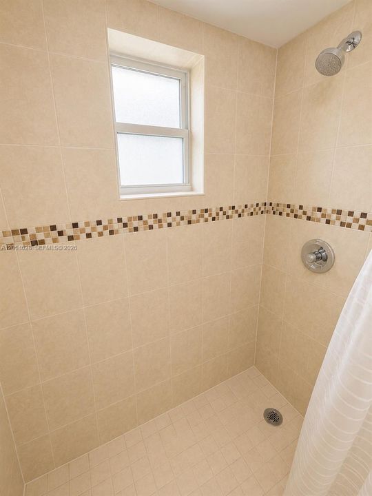 For Sale: $280,000 (2 beds, 2 baths, 860 Square Feet)