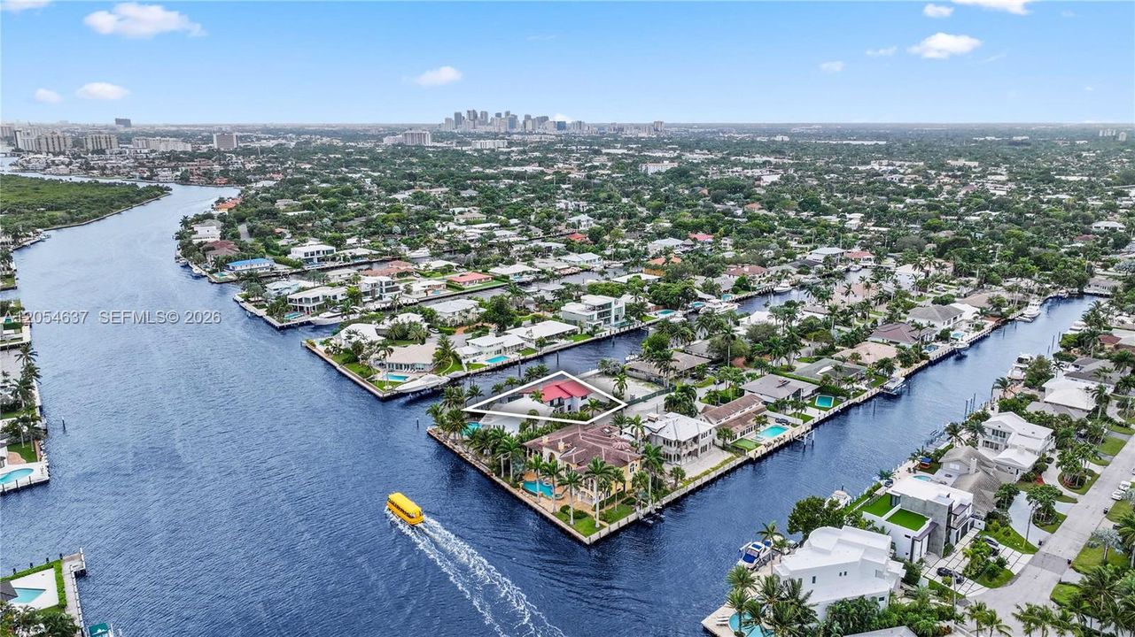 В аренду: $22,900 (5 спален, 5 ванн, 4022 Квадратных фут)