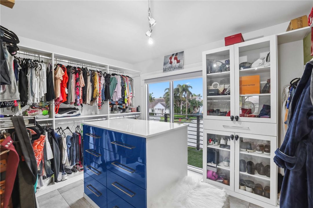 В аренду: $22,900 (5 спален, 5 ванн, 4022 Квадратных фут)