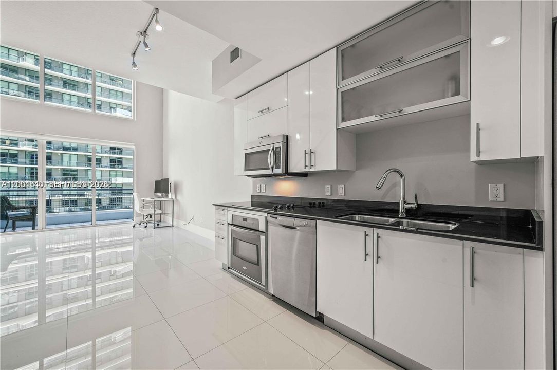 For Sale: $565,000 (2 beds, 2 baths, 1151 Square Feet)