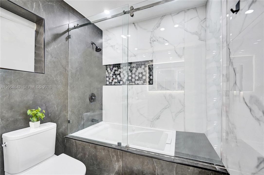 En suite bath for Bedroom #2
