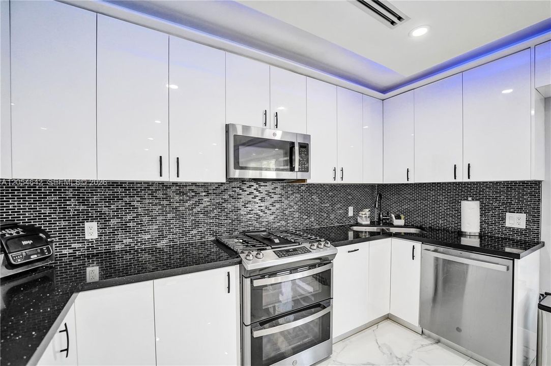 For Sale: $1,250,000 (3 beds, 3 baths, 1857 Square Feet)