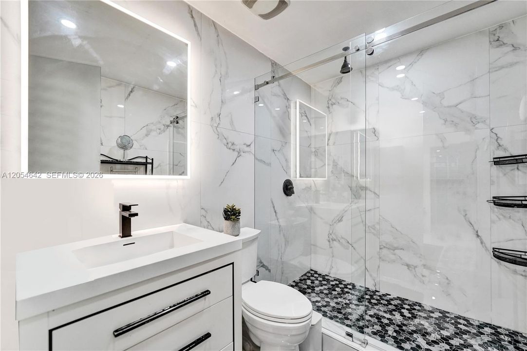 En-suite bath for bedroom #3