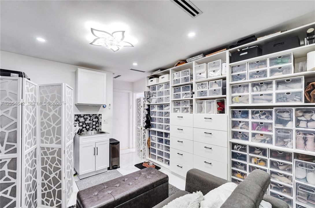 Wardrobe/dressing room