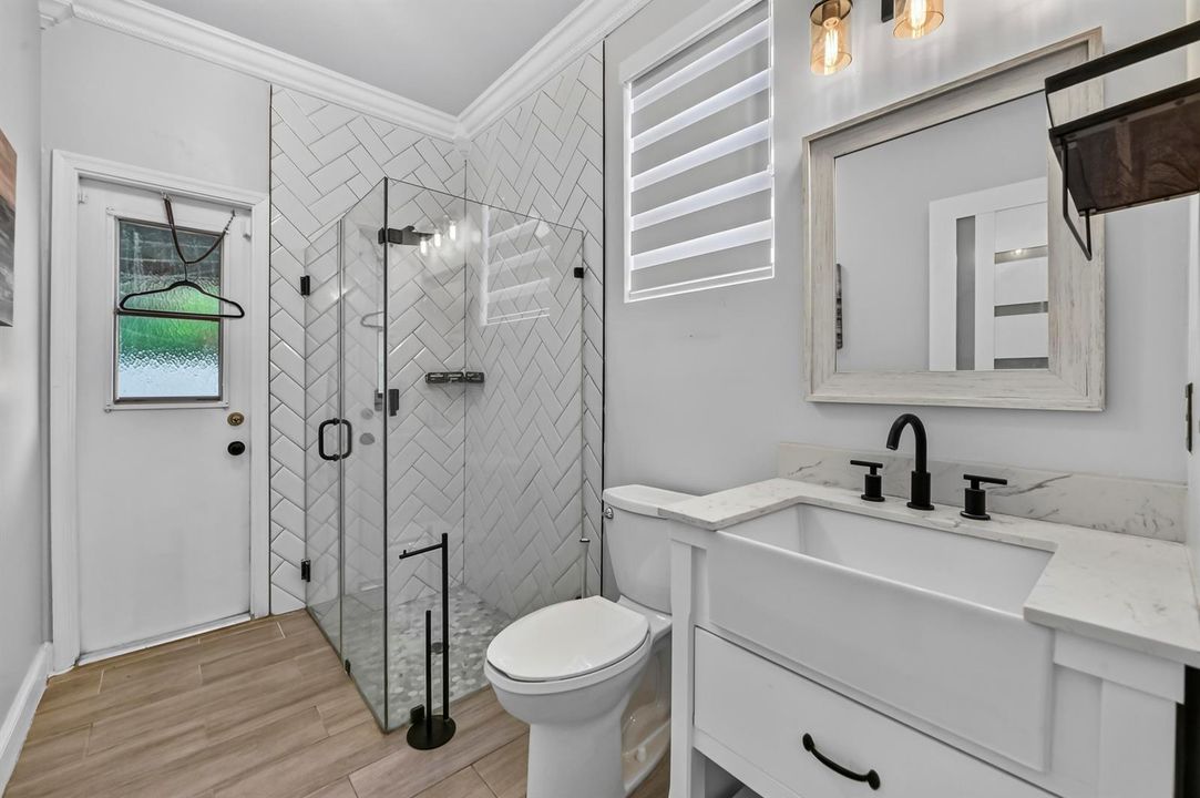19 Bathroom 01